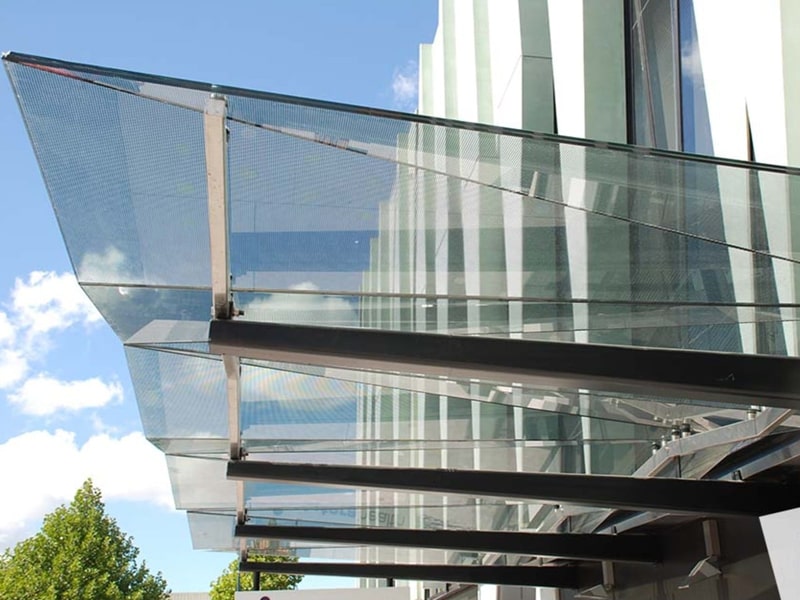 Стеклянный навес над входной дверью