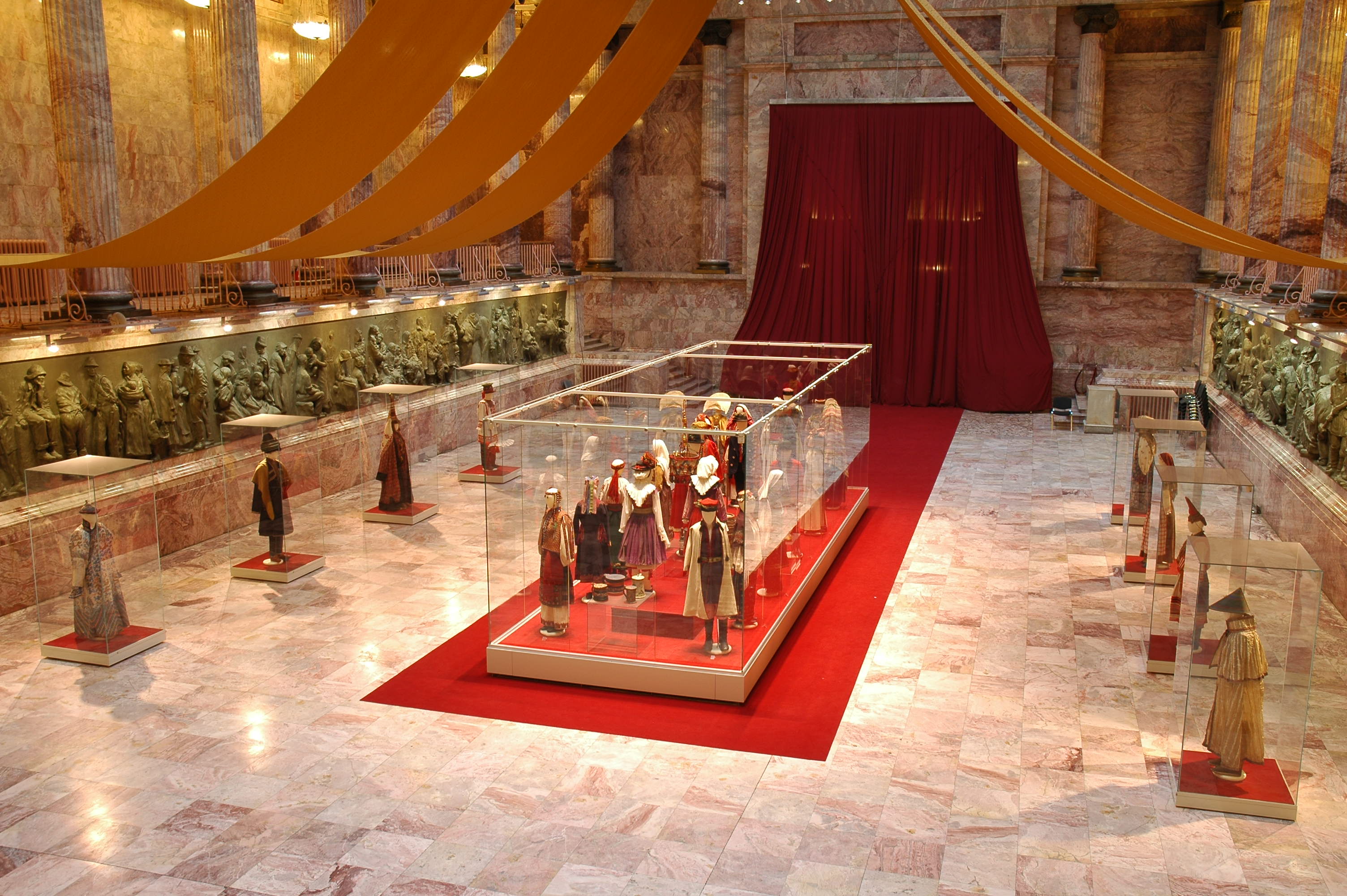 музейное и торговое оборудование из стекла