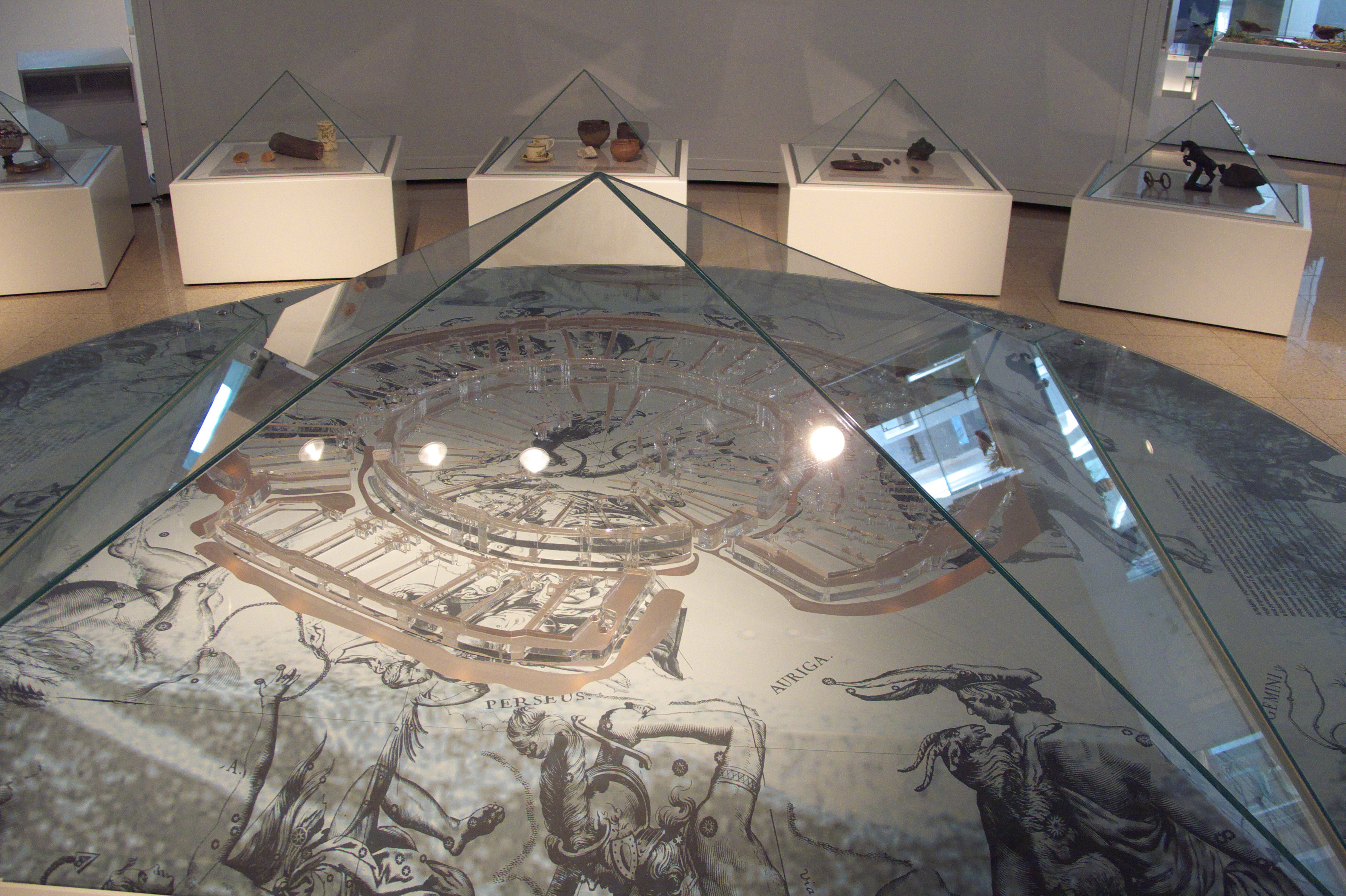 музейное и торговое оборудование из стекла