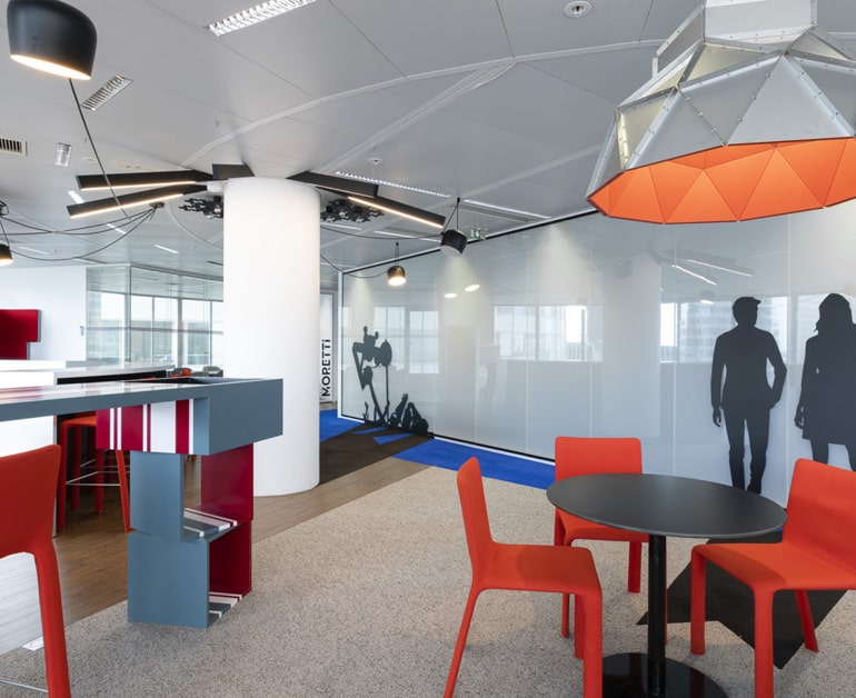 изготовлен из закаленного или ламинированного стекла