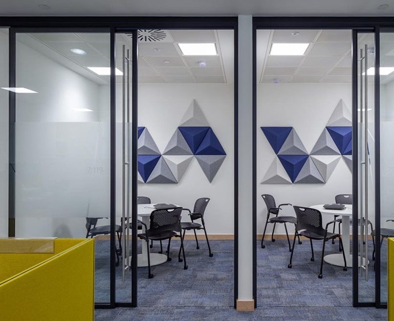 Звукоизоляция с полной визуальной прозрачностью